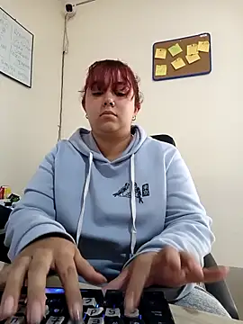 Snapshot of AliceScoot_ chatting on May 2026 05:18:02 PM AliceScoot online show from May 2026 05:18:02 PM