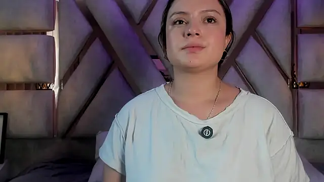 Snapshot of giigii_hadidd chatting on May 2026 07:19:02 PM giigii hadidd online show from May 2026 07:19:02 PM