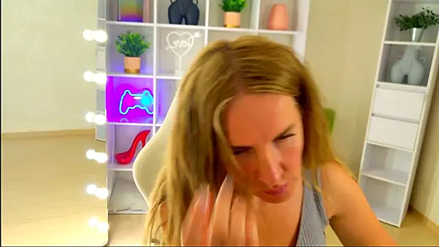 MollyLoll online show from June 2026 12:38:02 PM