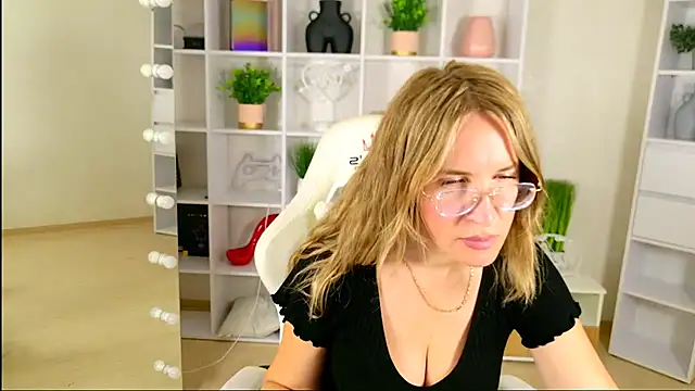 MollyLoll online show from July 2026 10:24:01 AM