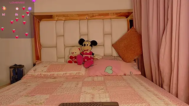 Snapshot of AmbarRossi chatting on May 2026 11:06:01 AM AmbarRossi online show from May 2026 11:06:01 AM