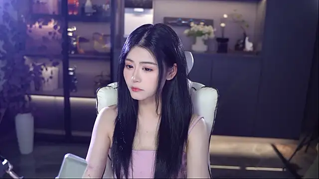 Snapshot of Seraphinei chatting on May 2026 12:12:02 PM Seraphinei online show from May 2026 12:12:02 PM