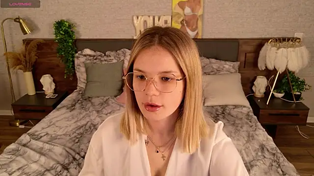 Snapshot of KimEvanss chatting on May 2026 05:25:01 AM KimEvanss online show from May 2026 05:25:01 AM