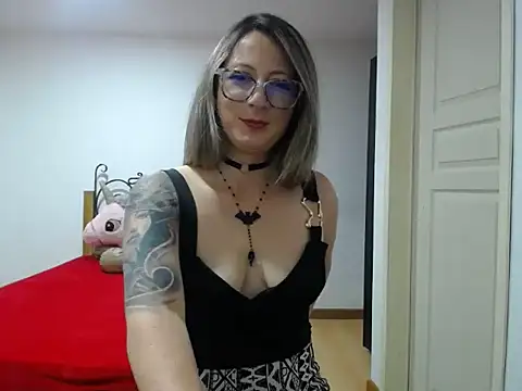 Snapshot of VALELUXX chatting on April 2026 01:58:02 AM VALELUXX online show from April 2026 01:58:02 AM