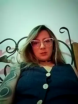 Snapshot of VALELUXX chatting on May 2026 03:45:02 AM VALELUXX online show from May 2026 03:45:02 AM