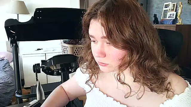 AmeliFoxi online show from May 2026 10:53:02 AM