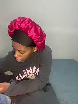 Snapshot of petite_bee chatting on May 2026 09:43:01 PM petite bee online show from May 2026 09:43:01 PM