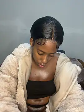 Snapshot of petite_bee chatting on July 2026 02:19:02 AM petite bee online show from July 2026 02:19:02 AM