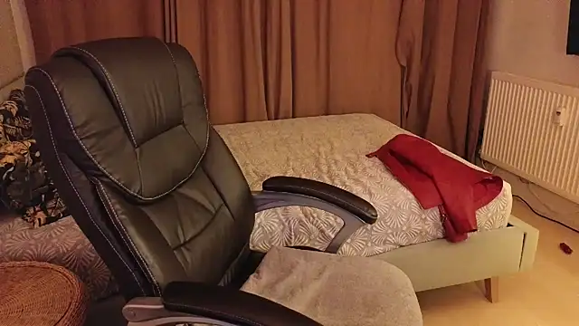 Snapshot of Sharon_Red chatting on December 2024 09:28:01 PM Sharon Red online show from December 2024 09:28:01 PM