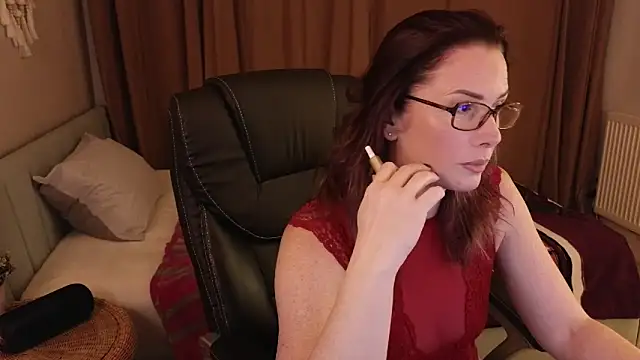 Snapshot of Sharon_Red chatting on December 2024 06:37:01 PM Sharon Red online show from December 2024 06:37:01 PM