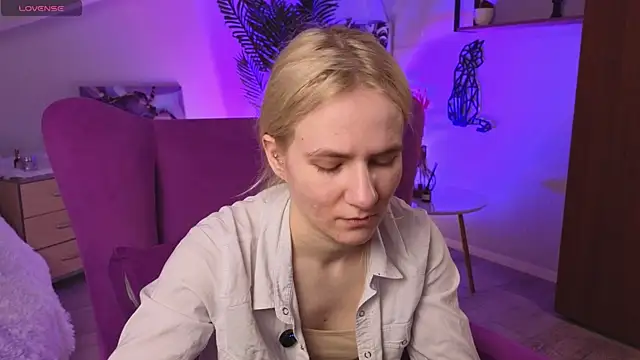 Snapshot of PennyLavertu chatting on April 2026 07:48:02 AM PennyLavertu online show from April 2026 07:48:02 AM