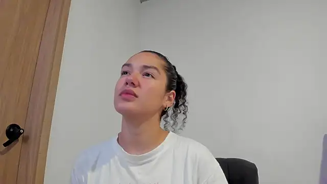 Snapshot of MiaRouseex chatting on May 2026 04:19:02 AM MiaRouseex online show from May 2026 04:19:02 AM