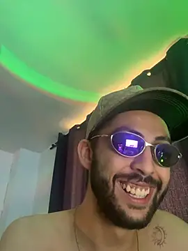 MaXWof00 online show from April 2026 07:49:02 PM