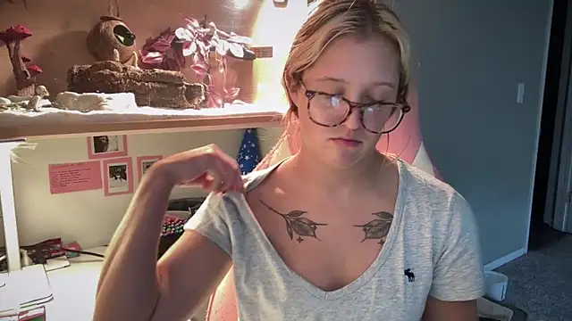 MUSCLEMOMMY1365 online show from June 2026 07:02:02 PM