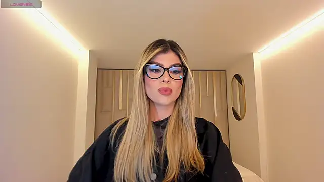 MiaSilvaX online show from May 2026 11:17:01 AM