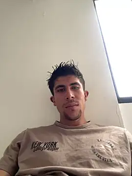 Snapshot of Luis-avatar chatting on April 2026 06:43:02 PM Luis-avatar online show from April 2026 06:43:02 PM