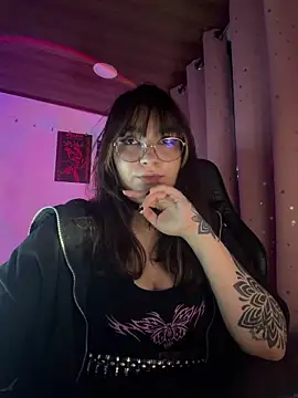 QueenOfBeherits online show from May 2026 11:32:02 PM