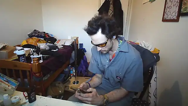 Snapshot of JohnnyMoves chatting on May 2026 11:21:02 PM JohnnyMoves online show from May 2026 11:21:02 PM