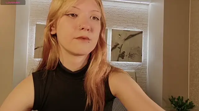 Snapshot of Lina_Wi chatting on April 2026 08:09:02 PM Lina Wi online show from April 2026 08:09:02 PM