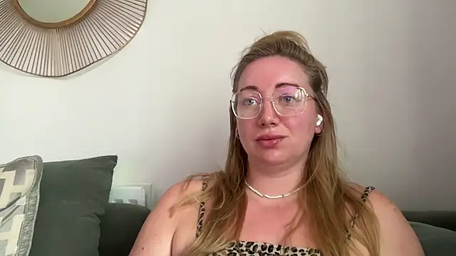 Snapshot of arielsweetieee chatting on June 2026 04:42:02 AM arielsweetieee online show from June 2026 04:42:02 AM