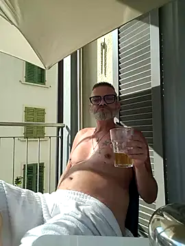 Snapshot of Thomster72 chatting on June 2026 03:47:01 PM Thomster72 online show from June 2026 03:47:01 PM