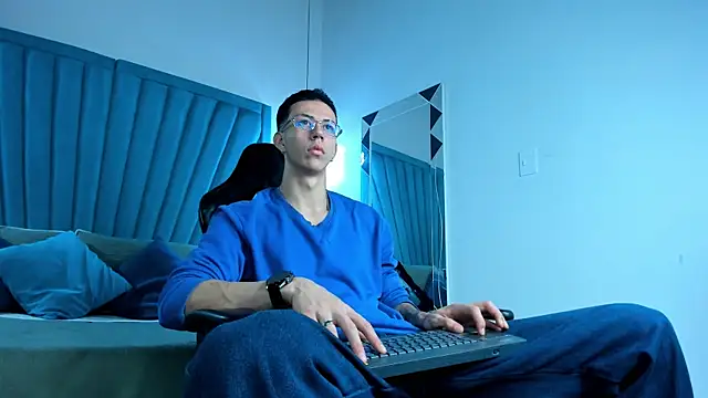 Snapshot of OliverThompsonJS chatting on June 2026 04:46:01 AM OliverThompsonJS online show from June 2026 04:46:01 AM