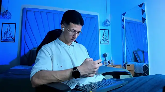 Snapshot of OliverThompsonJS chatting on June 2026 04:39:02 AM OliverThompsonJS online show from June 2026 04:39:02 AM