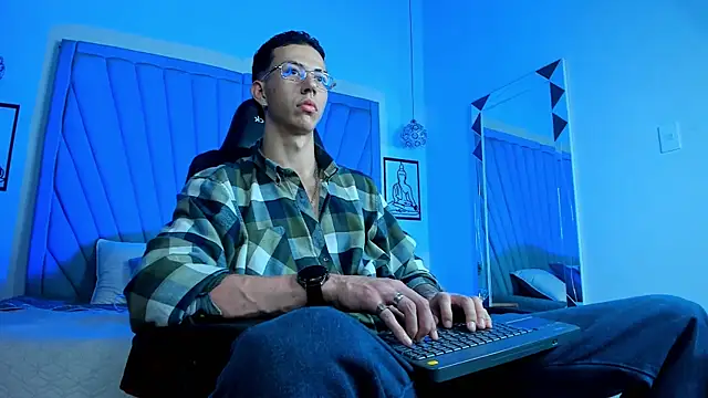 Snapshot of OliverThompsonJS chatting on June 2026 05:12:02 AM OliverThompsonJS online show from June 2026 05:12:02 AM