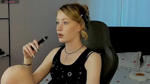 Snapshot of EvaHamilton chatting on May 2026 01:11:02 AM EvaHamilton online show from May 2026 01:11:02 AM