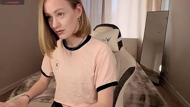 Snapshot of EvaHamilton chatting on June 2026 01:14:02 AM EvaHamilton online show from June 2026 01:14:02 AM