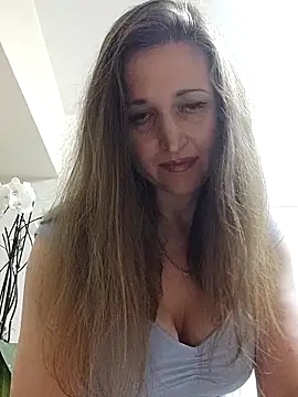 Snapshot of irresistibelle chatting on April 2026 09:35:01 PM irresistibelle online show from April 2026 09:35:01 PM