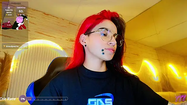 Snapshot of Moon_Red_r chatting on June 2026 12:52:02 AM Moon Red r online show from June 2026 12:52:02 AM