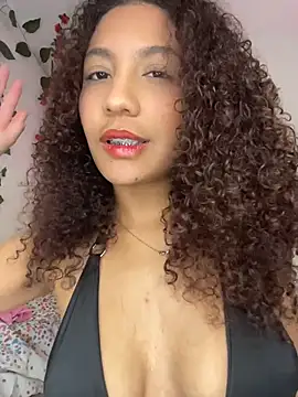 Snapshot of Daphnne_Curly chatting on June 2026 01:32:01 AM Daphnne Curly online show from June 2026 01:32:01 AM