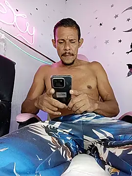 Snapshot of El_junior21 chatting on June 2026 06:19:01 PM El junior21 online show from June 2026 06:19:01 PM