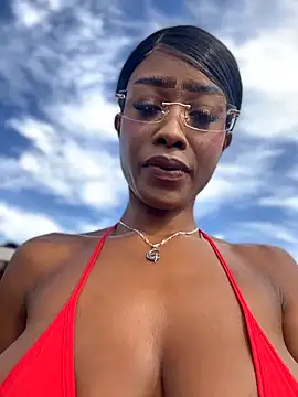 Snapshot of CocoaLuxeXXX chatting on June 2026 01:15:02 PM CocoaLuxeXXX online show from June 2026 01:15:02 PM