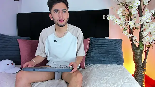 Andru Castillo online show from May 2026 01:22:02 AM