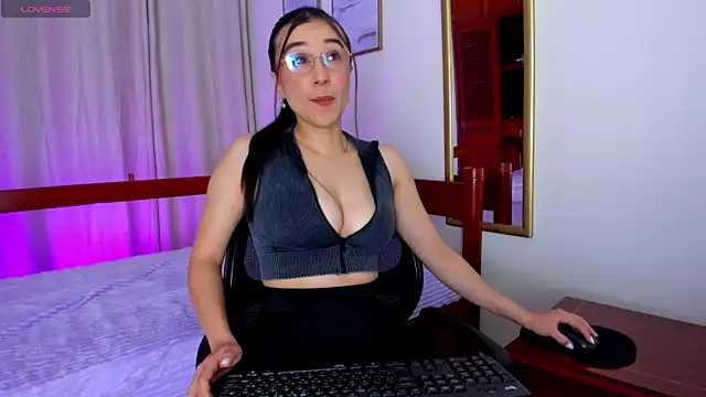 Snapshot of Elisabetta_Amour chatting on May 2026 10:10:01 AM Elisabetta Amour online show from May 2026 10:10:01 AM