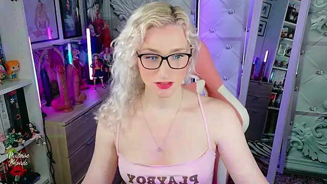 Snapshot of Madame_Blonde chatting on June 2026 01:57:01 PM Madame Blonde online show from June 2026 01:57:01 PM