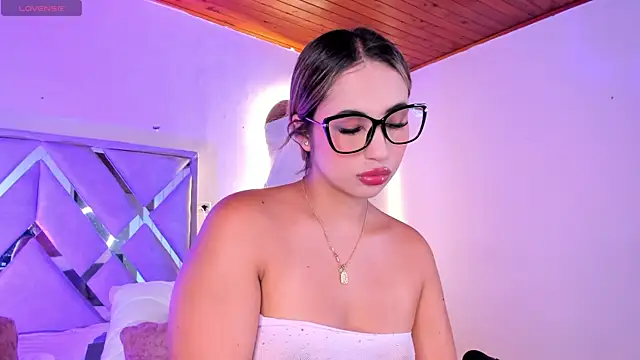 Snapshot of MartinaVizmara_ chatting on July 2026 05:37:01 PM MartinaVizmara online show from July 2026 05:37:01 PM