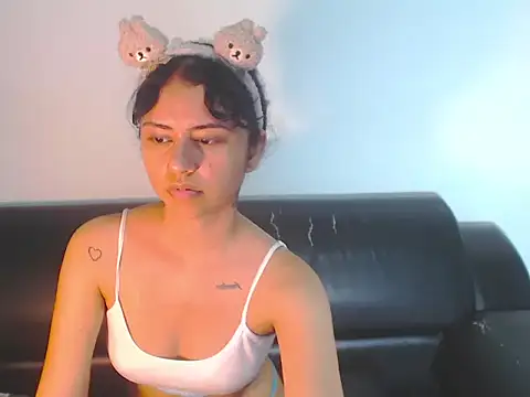 Snapshot of BellaLuxxs chatting on May 2026 01:02:04 AM BellaLuxxs online show from May 2026 01:02:04 AM