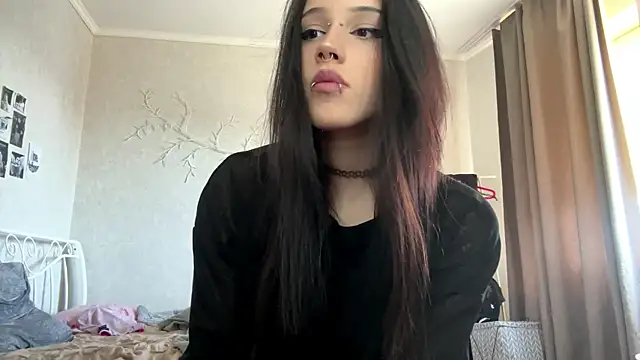 Snapshot of LouisePavlides chatting on May 2026 01:50:02 PM LouisePavlides online show from May 2026 01:50:02 PM