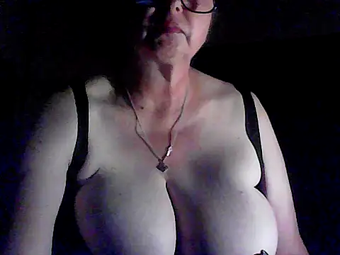 Sexyhoneybee1 online show from April 2026 06:33:02 AM