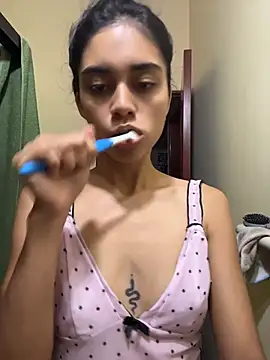 mia moonna online show from April 2026 10:57:01 AM