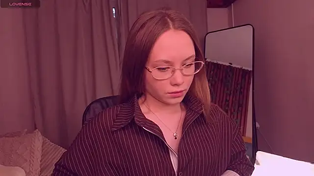 FloraLarsson online show from May 2026 10:22:02 AM