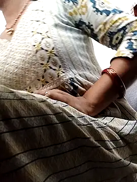 Simmi-00 online show from May 2026 04:18:01 AM