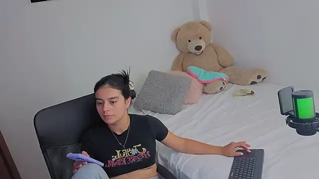Snapshot of valerihouse_ chatting on May 2026 12:39:01 AM valerihouse online show from May 2026 12:39:01 AM