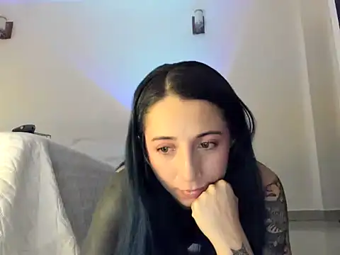Snapshot of EvangelineLoveee chatting on June 2026 03:11:02 AM EvangelineLoveee online show from June 2026 03:11:02 AM
