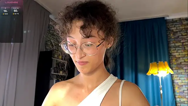 Snapshot of CurlyWinx chatting on June 2026 05:17:01 PM CurlyWinx online show from June 2026 05:17:01 PM
