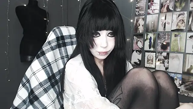 lucy8bit online show from May 2026 09:32:02 PM