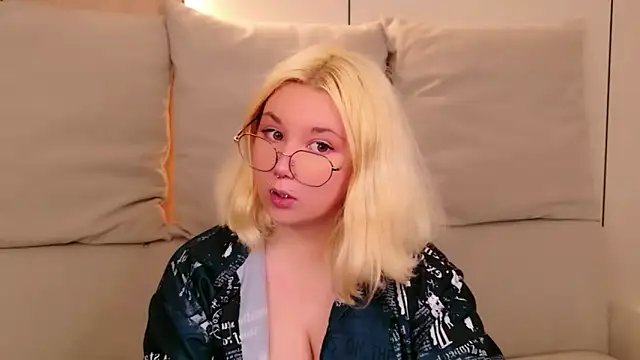 Snapshot of Cassey_Well chatting on May 2026 08:48:02 PM Cassey Well online show from May 2026 08:48:02 PM